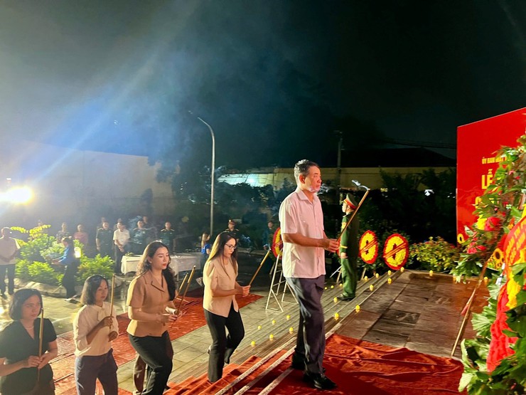 Xúc động Lễ thắp nến tri ân tại Đài tưởng niệm Liệt sỹ phường Xuân Đỉn- Ảnh 2.