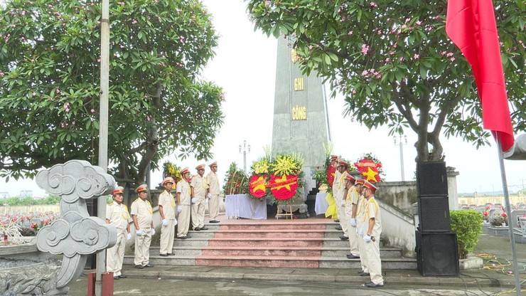 Các đồng chí lãnh đạo xã An Khánh viếng nghĩa trang liệt sĩ- Ảnh 1.