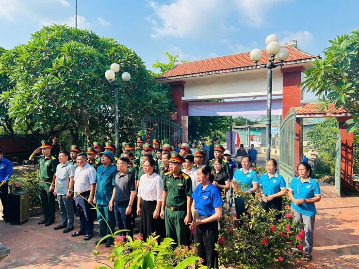 Phú Cát trang trọng tổ chức Lễ thắp nến tri ân các Anh hùng liệt sĩ nhân kỷ niệm 78 năm Ngày Thương binh – Liệt sĩ- Ảnh 19.