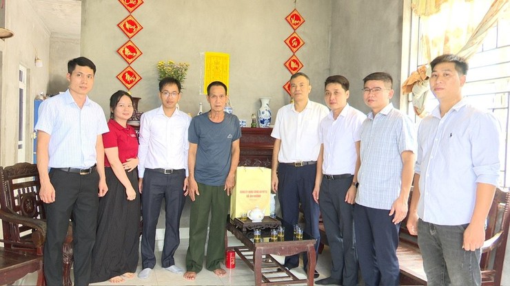 Các đồng chí lãnh đạo xã An Khánh thăm, tặng quà Mẹ Việt Nam anh hùng và người có công tiêu biểu- Ảnh 1.