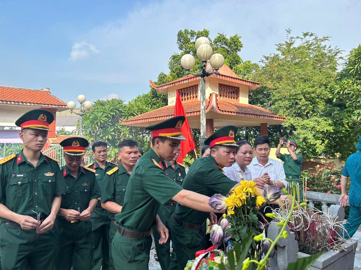 Phú Cát trang trọng tổ chức Lễ thắp nến tri ân các Anh hùng liệt sĩ nhân kỷ niệm 78 năm Ngày Thương binh – Liệt sĩ- Ảnh 21.