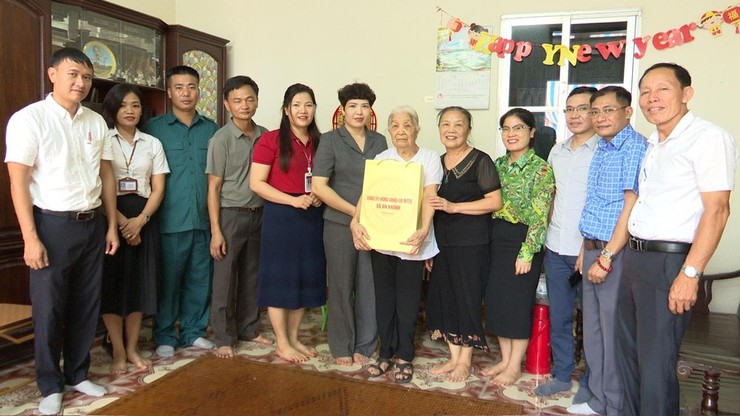 Các đồng chí lãnh đạo xã An Khánh thăm, tặng quà Mẹ Việt Nam anh hùng và người có công tiêu biểu- Ảnh 2.