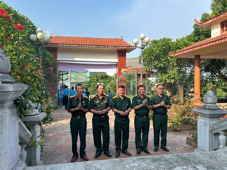 Phú Cát trang trọng tổ chức Lễ thắp nến tri ân các Anh hùng liệt sĩ nhân kỷ niệm 78 năm Ngày Thương binh – Liệt sĩ- Ảnh 22.