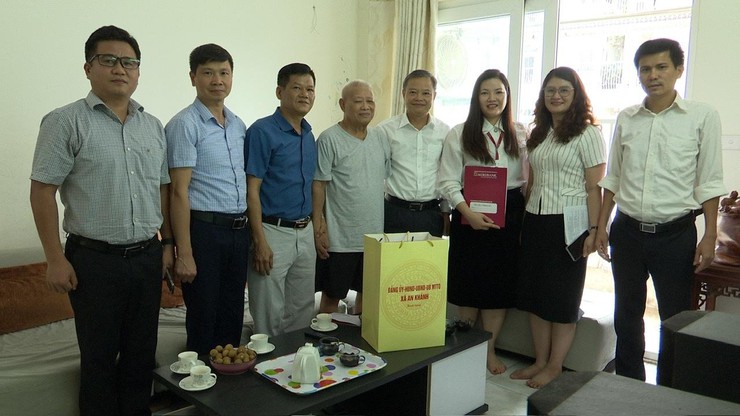 Các đồng chí lãnh đạo xã An Khánh thăm, tặng quà Mẹ Việt Nam anh hùng và người có công tiêu biểu- Ảnh 3.