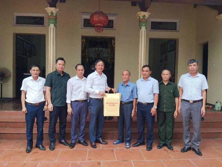 Các đồng chí lãnh đạo xã An Khánh thăm, tặng quà Mẹ Việt Nam anh hùng và người có công tiêu biểu- Ảnh 4.