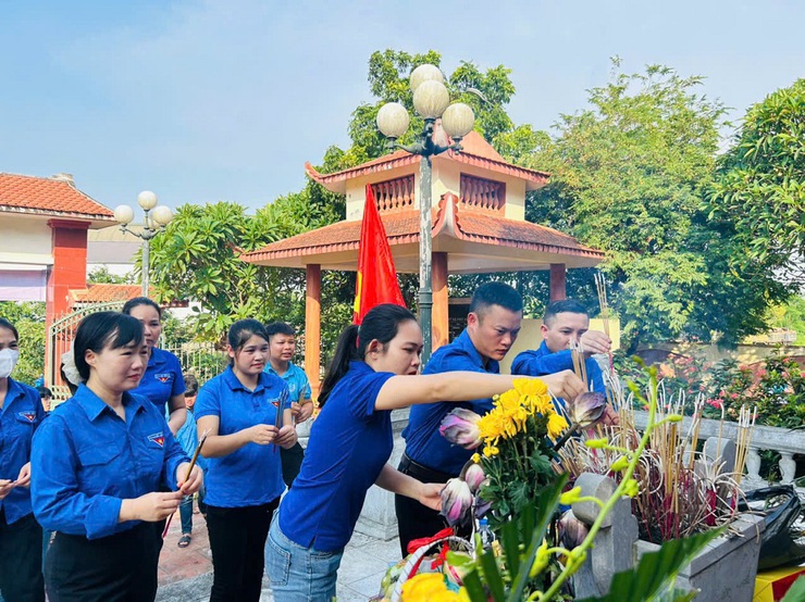 Phú Cát trang trọng tổ chức Lễ thắp nến tri ân các Anh hùng liệt sĩ nhân kỷ niệm 78 năm Ngày Thương binh – Liệt sĩ- Ảnh 24.