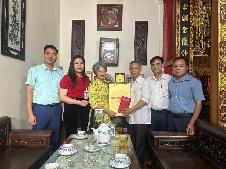 Các đồng chí lãnh đạo xã An Khánh thăm, tặng quà Mẹ Việt Nam anh hùng và người có công tiêu biểu- Ảnh 5.