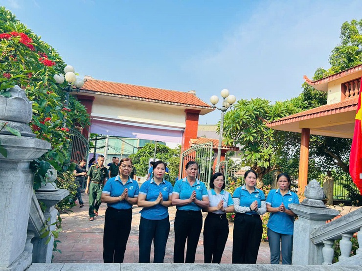 Phú Cát trang trọng tổ chức Lễ thắp nến tri ân các Anh hùng liệt sĩ nhân kỷ niệm 78 năm Ngày Thương binh – Liệt sĩ- Ảnh 25.