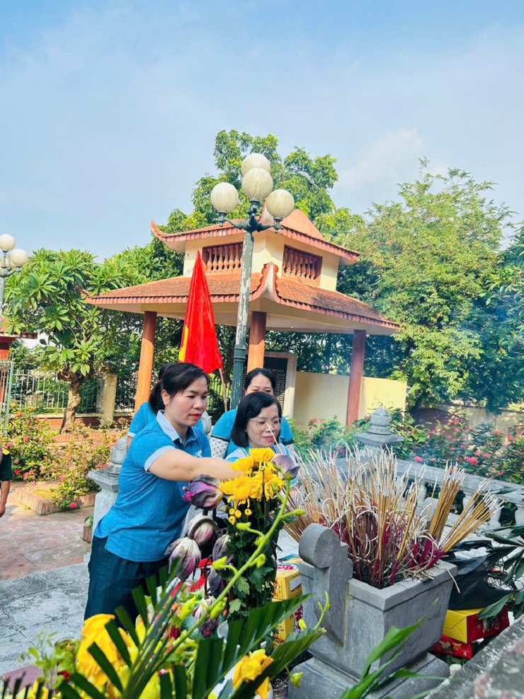 Phú Cát trang trọng tổ chức Lễ thắp nến tri ân các Anh hùng liệt sĩ nhân kỷ niệm 78 năm Ngày Thương binh – Liệt sĩ- Ảnh 26.