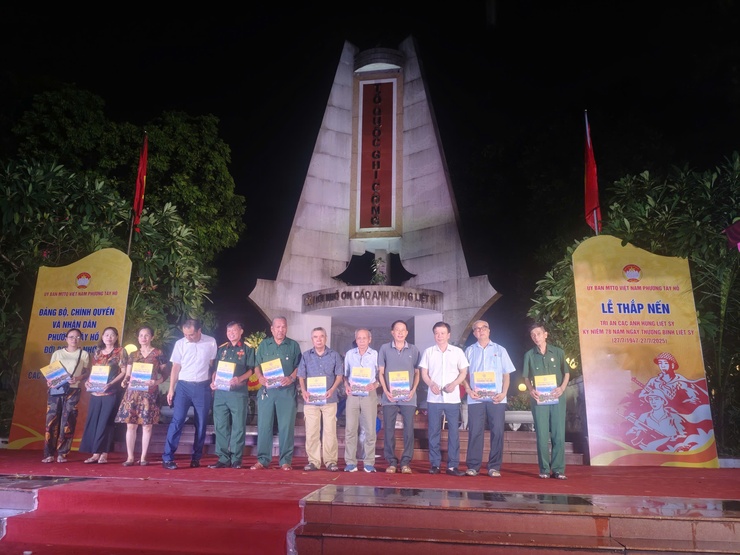 Phường Tây Hồ tổ chức Lễ thắp nến tri ân kỷ niệm 78 năm ngày Thương binh Liệt sỹ (27/7/1947-27/7/2025)- Ảnh 4.
