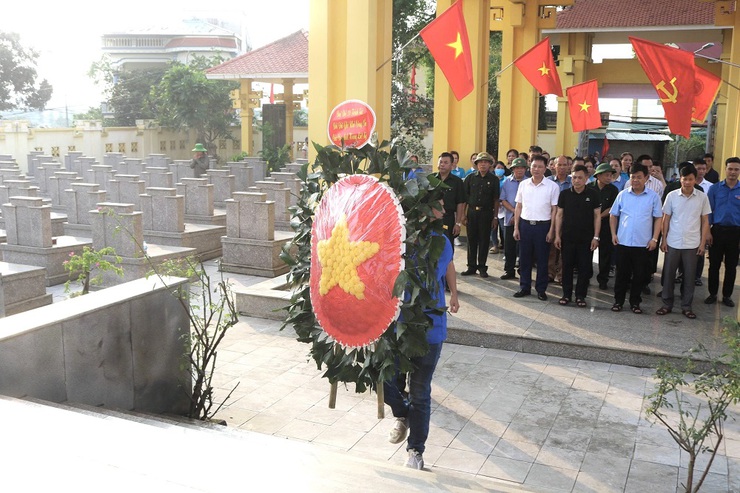 Phú Cát trang trọng tổ chức Lễ thắp nến tri ân các Anh hùng liệt sĩ nhân kỷ niệm 78 năm Ngày Thương binh – Liệt sĩ- Ảnh 3.