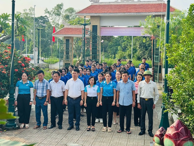 Phú Cát trang trọng tổ chức Lễ thắp nến tri ân các Anh hùng liệt sĩ nhân kỷ niệm 78 năm Ngày Thương binh – Liệt sĩ- Ảnh 27.