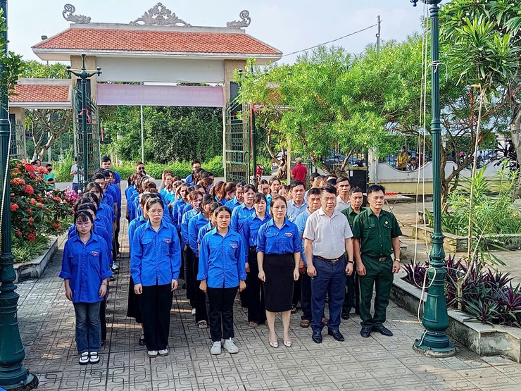 Phú Cát trang trọng tổ chức Lễ thắp nến tri ân các Anh hùng liệt sĩ nhân kỷ niệm 78 năm Ngày Thương binh – Liệt sĩ- Ảnh 28.