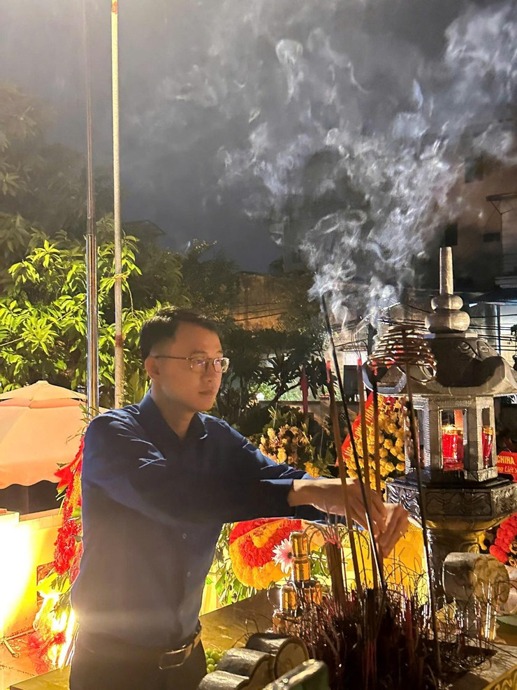 Lễ thắp nến tri ân các anh hùng liệt sỹ- Ảnh 1.