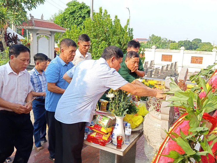 Phú Cát trang trọng tổ chức Lễ thắp nến tri ân các Anh hùng liệt sĩ nhân kỷ niệm 78 năm Ngày Thương binh – Liệt sĩ- Ảnh 29.