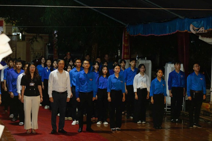 Lễ thắp nến tri ân các anh hùng liệt sỹ- Ảnh 2.
