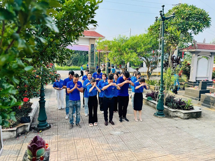 Phú Cát trang trọng tổ chức Lễ thắp nến tri ân các Anh hùng liệt sĩ nhân kỷ niệm 78 năm Ngày Thương binh – Liệt sĩ- Ảnh 30.