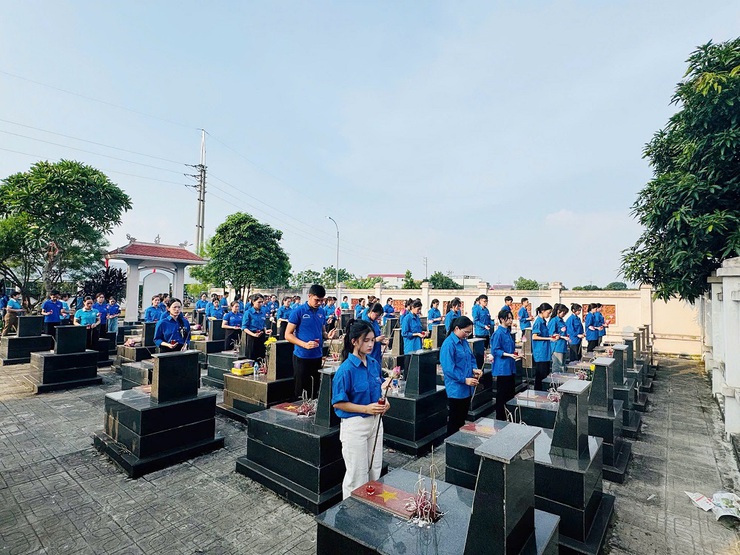 Phú Cát trang trọng tổ chức Lễ thắp nến tri ân các Anh hùng liệt sĩ nhân kỷ niệm 78 năm Ngày Thương binh – Liệt sĩ- Ảnh 31.