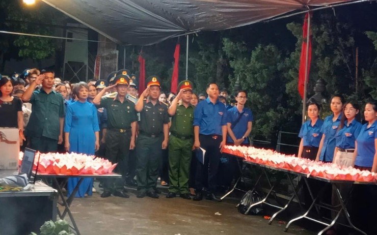 Lễ thắp nến tri ân các anh hùng liệt sỹ- Ảnh 4.