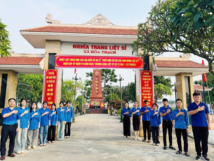 Phú Cát trang trọng tổ chức Lễ thắp nến tri ân các Anh hùng liệt sĩ nhân kỷ niệm 78 năm Ngày Thương binh – Liệt sĩ- Ảnh 32.