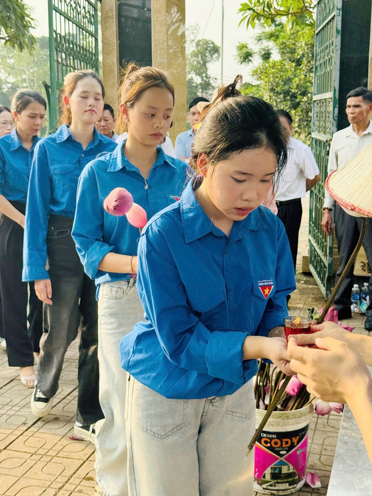 Phú Cát trang trọng tổ chức Lễ thắp nến tri ân các Anh hùng liệt sĩ nhân kỷ niệm 78 năm Ngày Thương binh – Liệt sĩ- Ảnh 33.