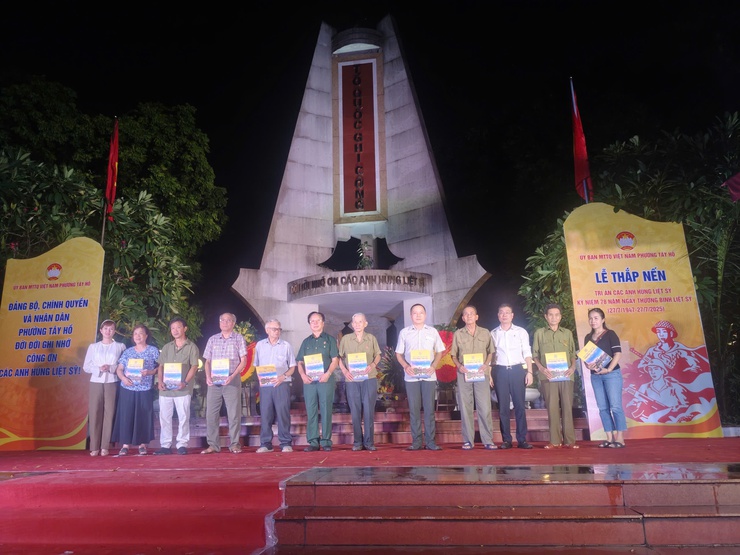 Phường Tây Hồ tổ chức Lễ thắp nến tri ân kỷ niệm 78 năm ngày Thương binh Liệt sỹ (27/7/1947-27/7/2025)- Ảnh 5.