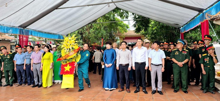 Các đồng chí lãnh đạo xã An Khánh viếng nghĩa trang liệt sĩ- Ảnh 2.