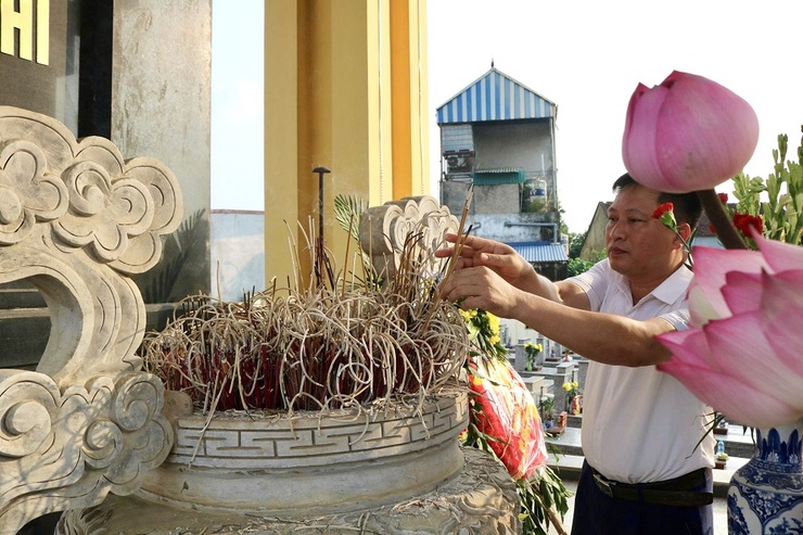 Phú Cát trang trọng tổ chức Lễ thắp nến tri ân các Anh hùng liệt sĩ nhân kỷ niệm 78 năm Ngày Thương binh – Liệt sĩ- Ảnh 4.