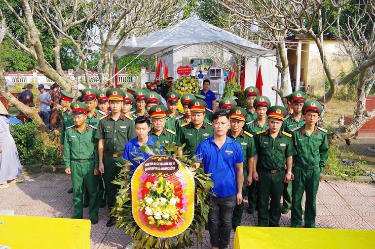 Phú Cát trang trọng tổ chức Lễ thắp nến tri ân các Anh hùng liệt sĩ nhân kỷ niệm 78 năm Ngày Thương binh – Liệt sĩ- Ảnh 34.