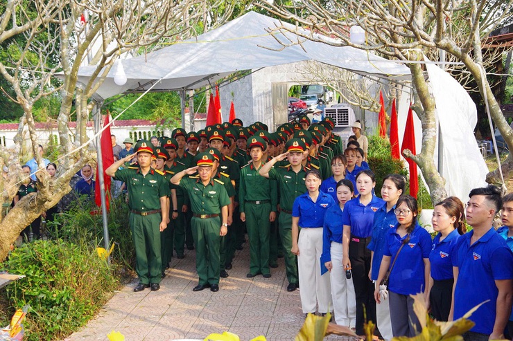 Phú Cát trang trọng tổ chức Lễ thắp nến tri ân các Anh hùng liệt sĩ nhân kỷ niệm 78 năm Ngày Thương binh – Liệt sĩ- Ảnh 35.