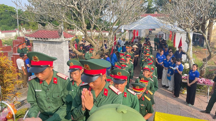 Phú Cát trang trọng tổ chức Lễ thắp nến tri ân các Anh hùng liệt sĩ nhân kỷ niệm 78 năm Ngày Thương binh – Liệt sĩ- Ảnh 37.