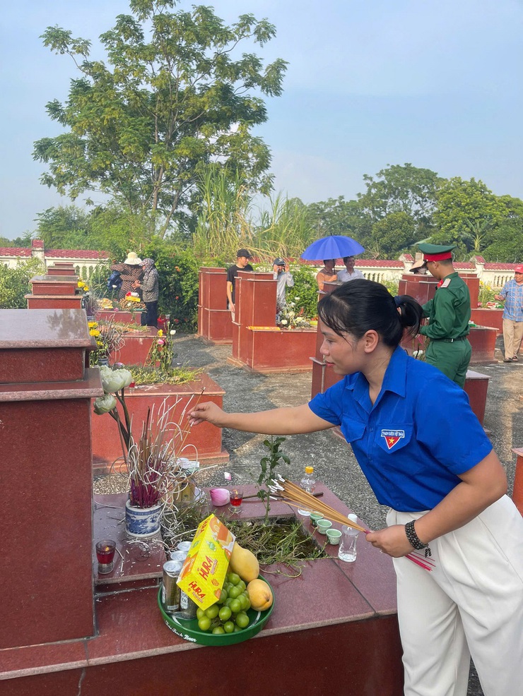 Phú Cát trang trọng tổ chức Lễ thắp nến tri ân các Anh hùng liệt sĩ nhân kỷ niệm 78 năm Ngày Thương binh – Liệt sĩ- Ảnh 38.