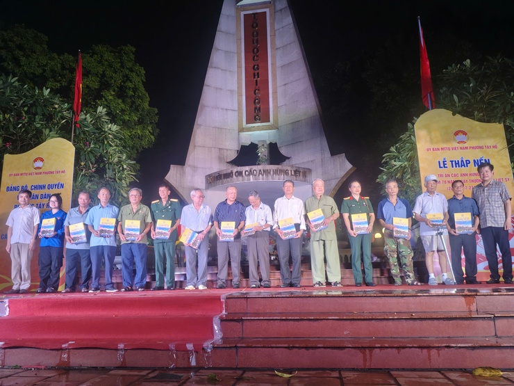 Phường Tây Hồ tổ chức Lễ thắp nến tri ân kỷ niệm 78 năm ngày Thương binh Liệt sỹ (27/7/1947-27/7/2025)- Ảnh 6.