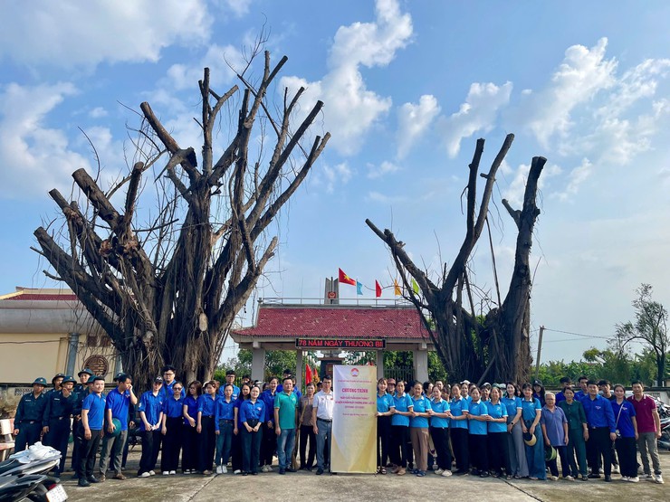 Trang trọng Lễ thắp nến tri ân các Anh hùng Liệt sỹ tại Nghĩa trang Kim Sơn năm 2025- Ảnh 5.