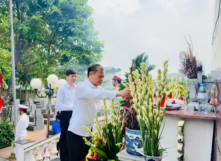 Các đồng chí lãnh đạo xã An Khánh viếng nghĩa trang liệt sĩ- Ảnh 3.