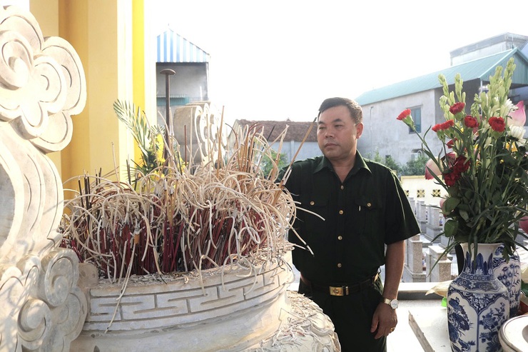 Phú Cát trang trọng tổ chức Lễ thắp nến tri ân các Anh hùng liệt sĩ nhân kỷ niệm 78 năm Ngày Thương binh – Liệt sĩ- Ảnh 5.