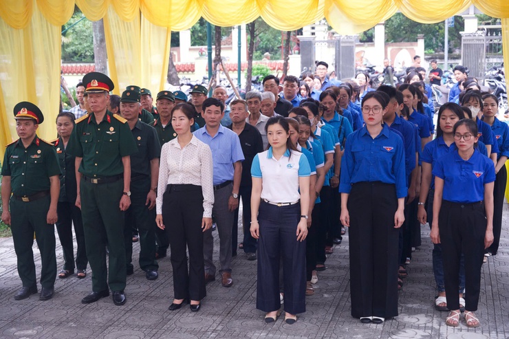 UB. MTTQ Việt Nam phường Phú Lương thắp nến tri ân các anh hùng Liệt sỹ tại 02 nghĩa trang Liệt sỹ phường- Ảnh 1.
