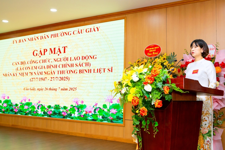 UBND phường Cầu Giấy tổ chức gặp mặt, tặng quà cán bộ, công chức, người lao động là con em gia đình chính sách nhân dịp kỷ niệm 78 năm Ngày Thương binh - Liệt sỹ- Ảnh 1.