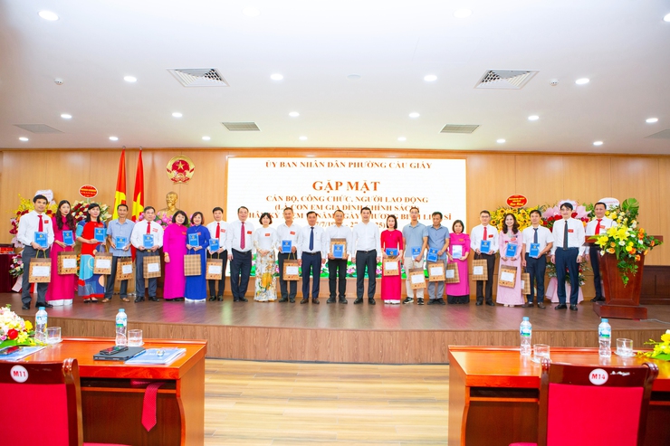 UBND phường Cầu Giấy tổ chức gặp mặt, tặng quà cán bộ, công chức, người lao động là con em gia đình chính sách nhân dịp kỷ niệm 78 năm Ngày Thương binh - Liệt sỹ- Ảnh 2.