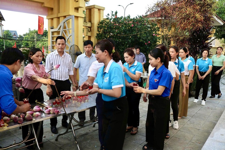 Phú Cát trang trọng tổ chức Lễ thắp nến tri ân các Anh hùng liệt sĩ nhân kỷ niệm 78 năm Ngày Thương binh – Liệt sĩ- Ảnh 6.