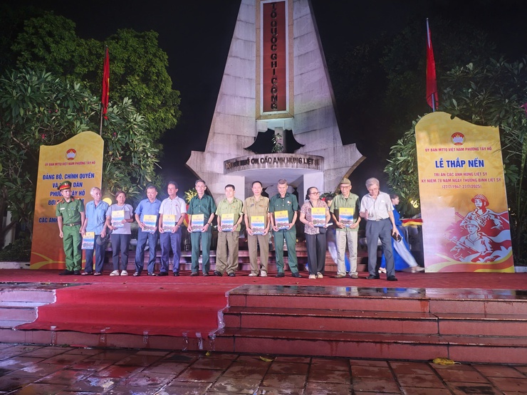 Phường Tây Hồ tổ chức Lễ thắp nến tri ân kỷ niệm 78 năm ngày Thương binh Liệt sỹ (27/7/1947-27/7/2025)- Ảnh 8.