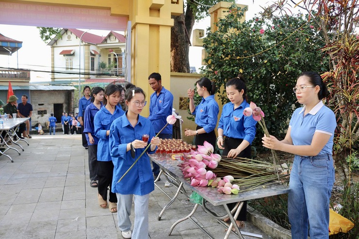 Phú Cát trang trọng tổ chức Lễ thắp nến tri ân các Anh hùng liệt sĩ nhân kỷ niệm 78 năm Ngày Thương binh – Liệt sĩ- Ảnh 7.