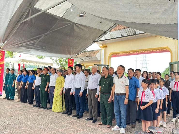 Các đồng chí lãnh đạo xã An Khánh viếng nghĩa trang liệt sĩ- Ảnh 6.