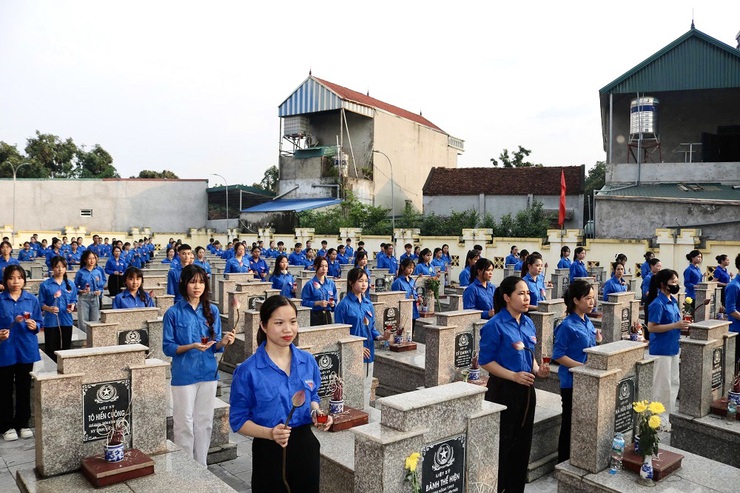 Phú Cát trang trọng tổ chức Lễ thắp nến tri ân các Anh hùng liệt sĩ nhân kỷ niệm 78 năm Ngày Thương binh – Liệt sĩ- Ảnh 8.