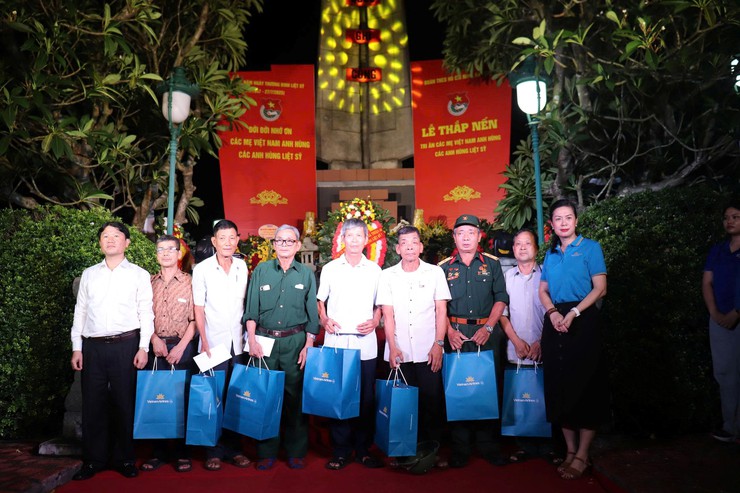 Trang trọng Lễ thắp nến tri ân các Anh hùng Liệt sỹ tại Nghĩa trang Kim Sơn năm 2025- Ảnh 9.