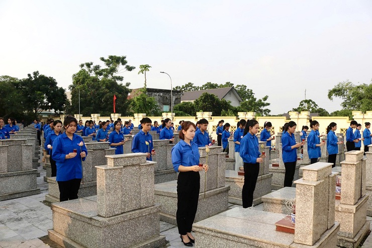 Phú Cát trang trọng tổ chức Lễ thắp nến tri ân các Anh hùng liệt sĩ nhân kỷ niệm 78 năm Ngày Thương binh – Liệt sĩ- Ảnh 9.