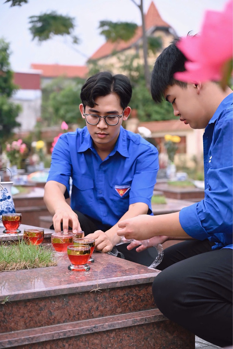 UB. MTTQ Việt Nam phường Phú Lương thắp nến tri ân các anh hùng Liệt sỹ tại 02 nghĩa trang Liệt sỹ phường- Ảnh 3.