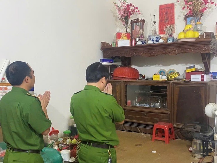 Công an xã Dương Hoà thăm, tặng quà tri ân gia đình chính sách nhân kỷ niệm 78 năm ngày Thương binh, Liệt sĩ 27/7- Ảnh 1.