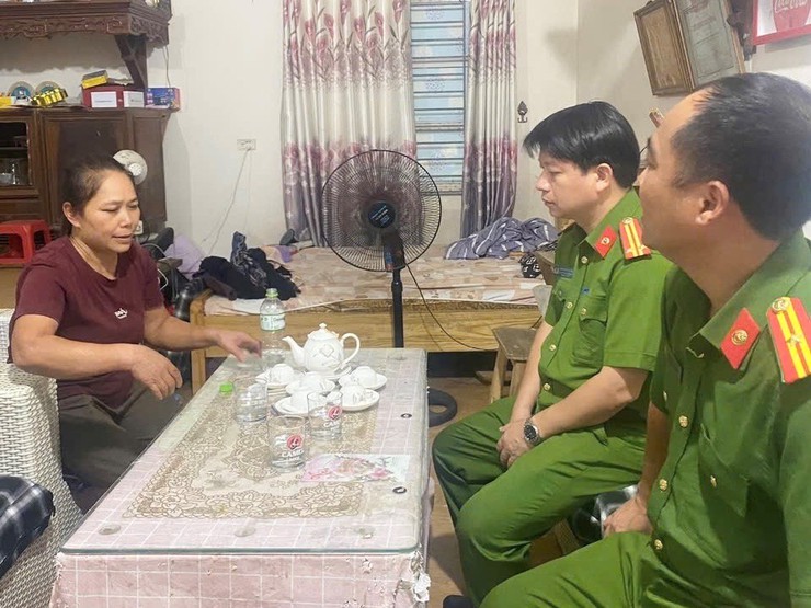 Công an xã Dương Hoà thăm, tặng quà tri ân gia đình chính sách nhân kỷ niệm 78 năm ngày Thương binh, Liệt sĩ 27/7- Ảnh 2.