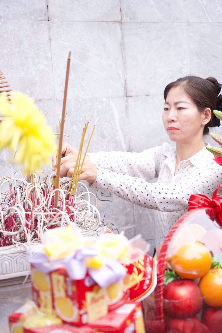 UB. MTTQ Việt Nam phường Phú Lương thắp nến tri ân các anh hùng Liệt sỹ tại 02 nghĩa trang Liệt sỹ phường- Ảnh 2.